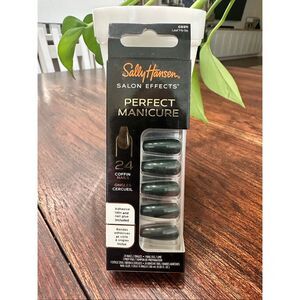 Sally Hansen Salon Manicure 24 Press on Nails With Glue Coffin Black/Green Leaf